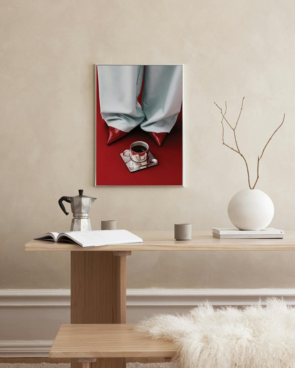 Affiche de jambes en pantalon bleu clair et chaussures rouges, avec une tasse de café sur un plateau, affichée au-dessus dune ta