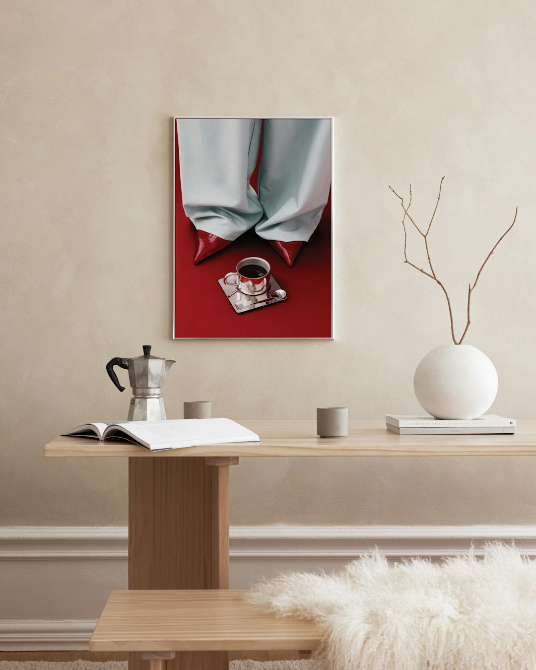 Affiche de jambes en pantalon bleu clair et chaussures rouges, avec une tasse de café sur un plateau, affichée au-dessus dune ta