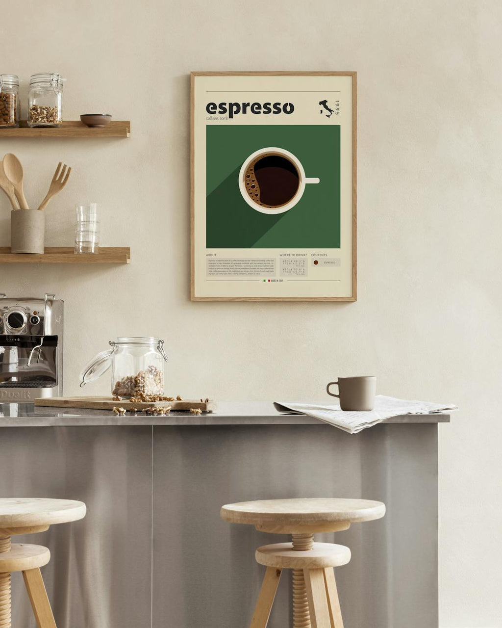 Affiche espresso avec une tasse de café sur fond vert, suspendue au-dessus dun comptoir de cuisine.