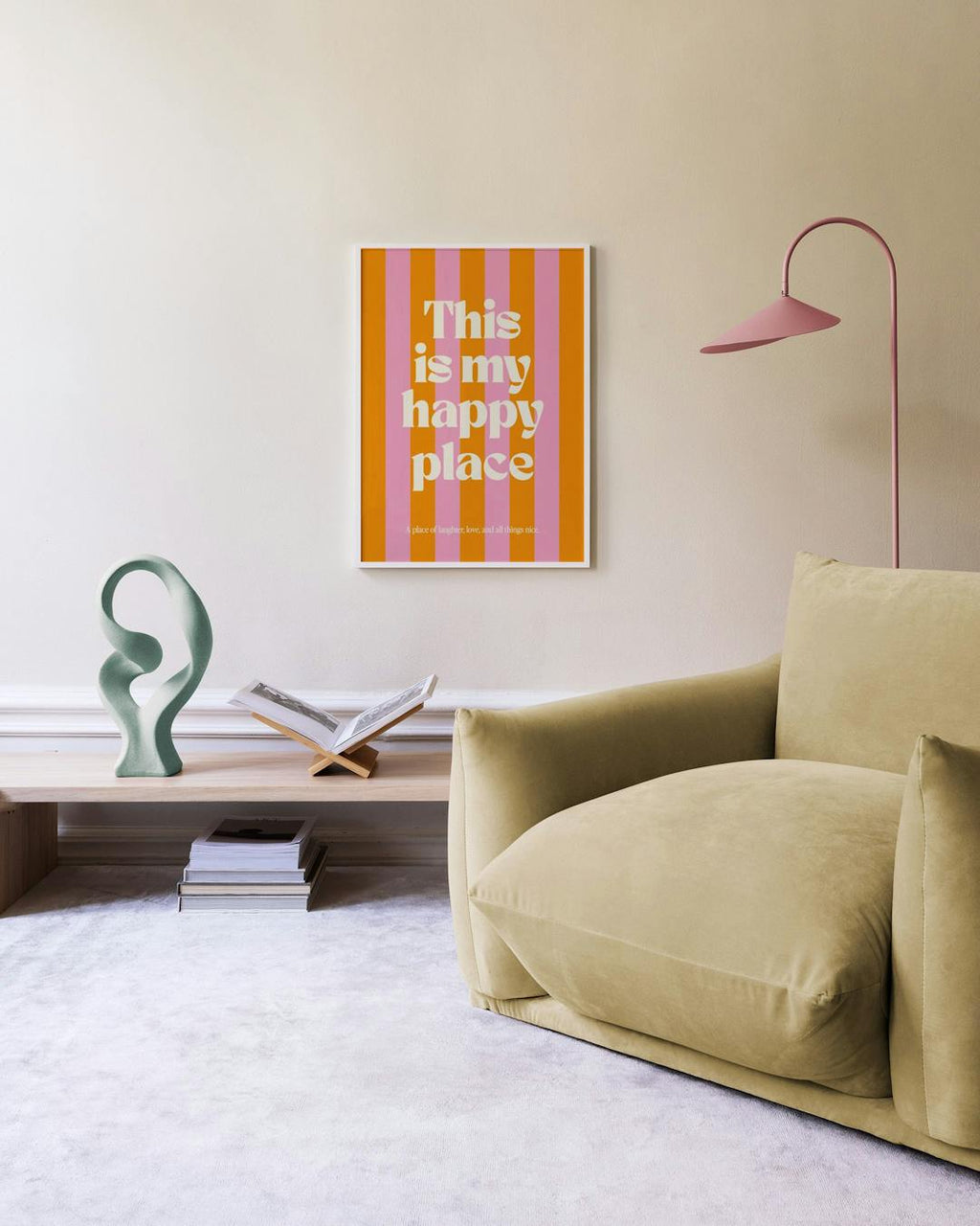 Affiche This is my happy place rayée rose et orange, affichée dans un salon moderne.