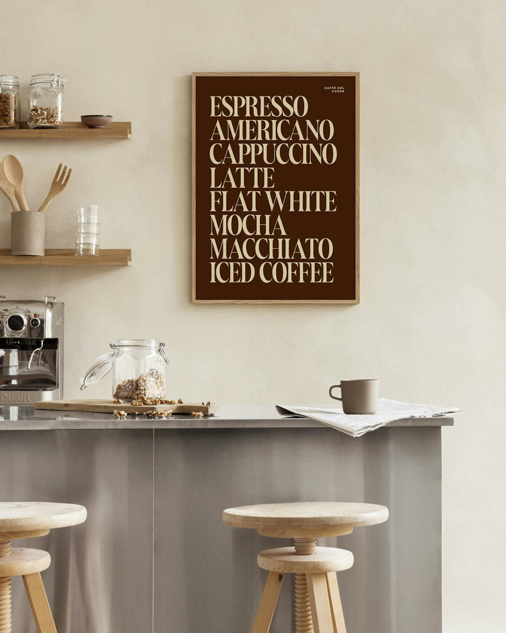 Affiche marron avec liste de boissons au café en crème, affichée dans une cuisine moderne au-dessus dun comptoir.