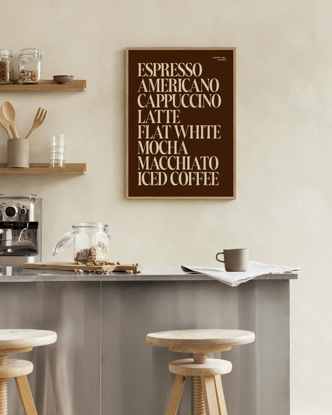 Affiche marron avec liste de boissons au café en crème, affichée dans une cuisine moderne au-dessus dun comptoir.