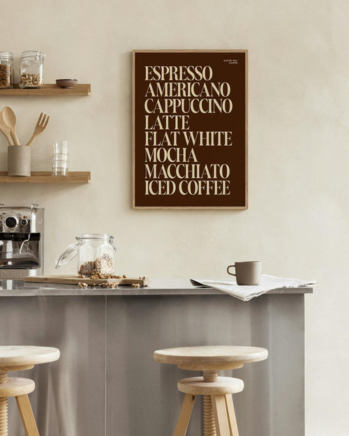 Affiche marron avec liste de boissons au café en crème, affichée dans une cuisine moderne au-dessus dun comptoir.